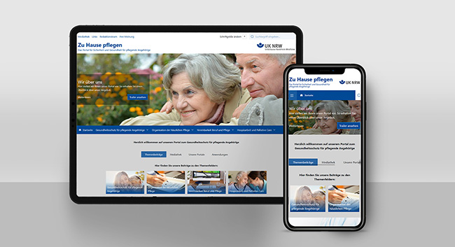 Das Bild zeigt ein Tablet und ein Smartphone, beide mit der geöffneten UK NRW-Webseite zum Thema 'Zu Hause pflegen'. Die Webseite informiert über Unterstützungsmöglichkeiten für pflegende Angehörige. Auf dem Bildschirm ist ein älteres Paar im Garten abgebildet, darüber der Text 'Wir über uns'. Unten gibt es Schaltflächen zu Themen wie Arbeitsschutz und Prävention. Das Design ist ansprechend und benutzerfreundlich, mit einer klaren Navigation, das die Zugänglichkeit durch Barrierefreiheit unterstützt.