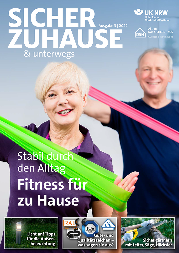Cover der Zeitschrift 'Sicher Zuhause & unterwegs', Ausgabe 3/2022 von der Unfallkasse NRW. Im Vordergrund hält eine Frau ein grünes Fitnessband, während sie lächelt. Im Hintergrund ein Mann mit einem lila Fitnessband. Der Text 'Stabil durch den Alltag - Fitness für zu Hause' ist sichtbar. Oben links steht der Titel der Zeitschrift. Oben rechts das Logo der Unfallkasse NRW und der Slogan 'Aktion Das sichere Haus'. Unten sind verschiedene Logos von Zertifikaten und Hinweisen zum Arbeitsschutz abgebildet.