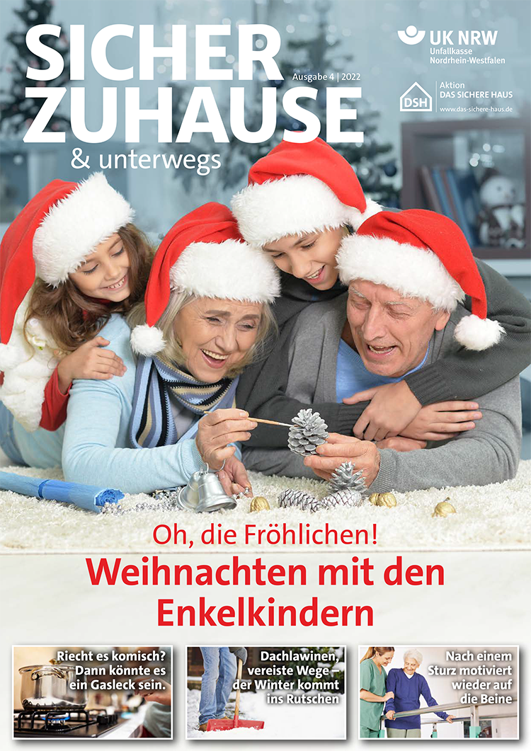 Ein älteres Paar und zwei Kinder tragen Weihnachtsmützen und basteln zusammen an einem Tisch. Alle wirken fröhlich und konzentrieren sich auf die Bastelarbeiten, die in silber und weihnachtlichen Motiven gestaltet sind. Das Bild trägt den Titel 'Sicher Zuhause & unterwegs' mit dem Hinweis auf die Unfallkasse NRW, die sich auf Arbeitsschutz und Prävention fokussiert. In der unteren Hälfte stehen Tipps zur Vermeidung von Unfällen im Haushalt, besonders im Winter.