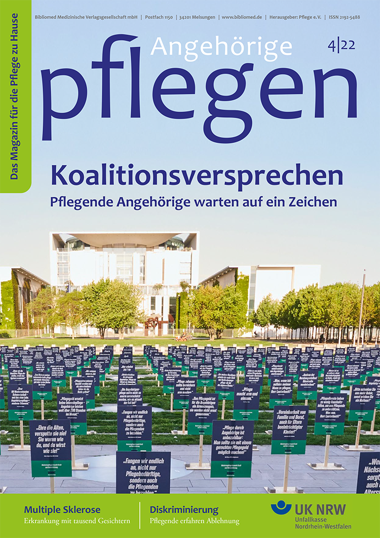 Titelbild der Zeitschrift 'Angehörige pflegen', Ausgabe 4/22. Im Vordergrund zahlreiche kleine Schilder auf einem Rasen, die vor dem Gebäude des Bundeskanzleramts in Berlin aufgestellt sind. Die Schlagzeile lautet 'Koalitionsversprechen - Pflegende Angehörige warten auf ein Zeichen'. Am oberen Rand steht 'Das Magazin für die Pflege zu Hause'. Der Hinweis auf die Unfallkasse NRW am unteren Rand betont Arbeitsschutz und Prävention im Bereich der pflegenden Angehörigen.