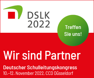 Ein rot-weißes Banner mit dem Logo des DSLK 2022 in der oberen linken Ecke. Daneben steht 'Treffen Sie uns!' in einem grünen Kreis. Darunter der Text: 'Wir sind Partner - Deutscher Schulleitungskongress 10.-12. November 2022, CCD Düsseldorf.' Der Kontext bezieht sich auf eine Partnerschaft beim Schulleitungskongress, relevant für Arbeitsschutz und Prävention.