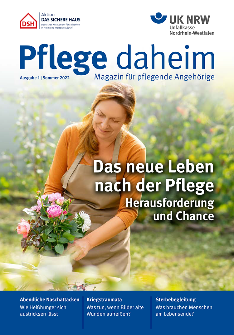 Das Titelbild des Magazins 'Pflege daheim' für den Sommer 2022 zeigt eine Frau, die in einem Garten arbeitet, umgeben von Blumen. Der Haupttext lautet 'Das neue Leben nach der Pflege - Herausforderung und Chance'. Das Magazin richtet sich an pflegende Angehörige, veröffentlicht von der Unfallkasse Nordrhein-Westfalen und Aktion Das Sichere Haus. Weitere Themen auf dem Cover sind 'Abendliche Naschattacken', 'Kriegstrauma' und 'Lebenswendepunkte'.