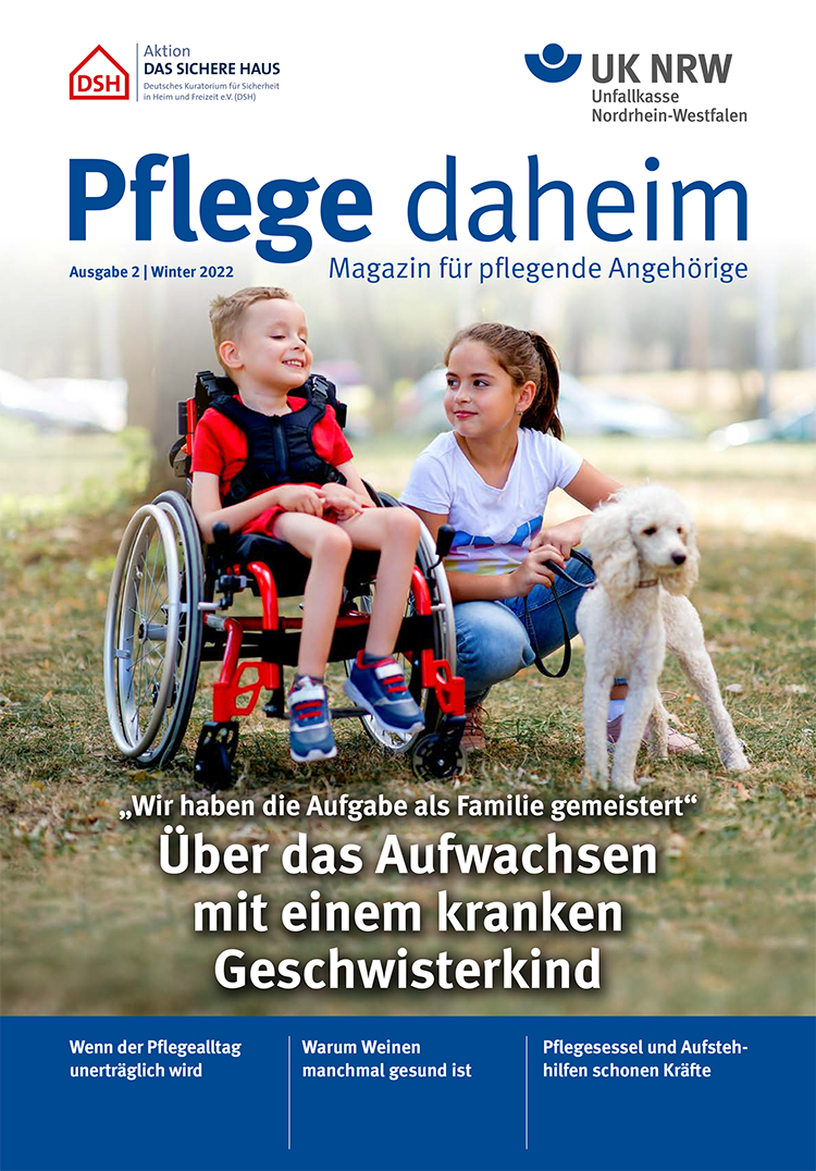 Titelbild des Magazins 'Pflege daheim', Ausgabe 2, Winter 2022. Ein Junge im Rollstuhl und ein Mädchen sitzen auf einer Bank im Park. Neben ihnen liegt ein kleiner weißer Hund. Überschrift: 'Wir haben die Aufgabe als Familie gemeistert. Über das Aufwachsen mit einem kranken Geschwisterkind'. Logos von Aktionspartnern Direktionsstelle Sicheres Haus und Unfallkasse NRW, mit Schwerpunkt auf Arbeitsschutz und Prävention.