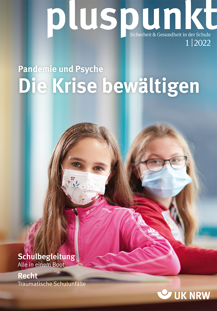 Das Cover des Pluspunkt-Magazins, Ausgabe 1/2022, zeigt zwei Schülerinnen, die im Klassenzimmer sitzen und chirurgische Masken tragen. Der Titeltext lautet 'Pandemie und Psyche: Die Krise bewältigen'. Dies steht im Kontext von Arbeitsschutz und Prävention in Schulen während der Pandemie, unterstützt von der Unfallkasse NRW. Weitere Themen auf dem Cover sind Schulbegleitung und rechtliche Aspekte bei Schulunfällen.