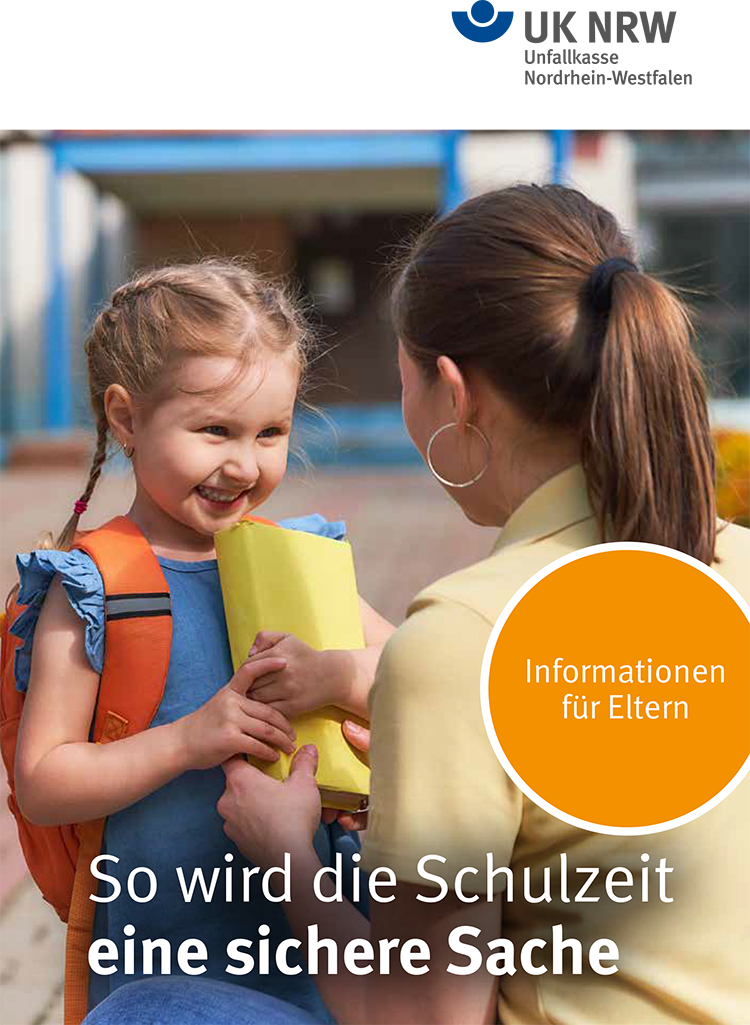 Eine Frau erklärt einem kleinen Mädchen, das einen orangefarbenen Rucksack trägt, einen Flyer. Der Hintergrund deutet auf eine Schuleingangssituation hin. Der Text 'Informationen für Eltern – So wird die Schulzeit eine sichere Sache' weist auf den Kontext der Unfallkasse NRW in Bezug auf Sicherheit und Prävention im Schulalltag hin.