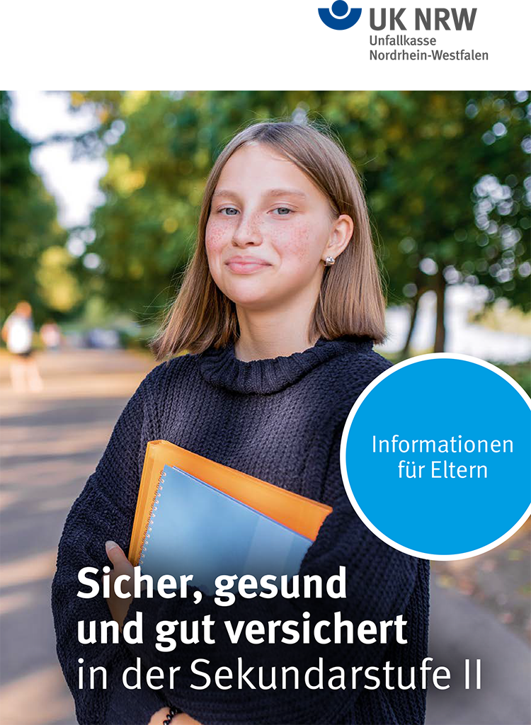Ein junges Mädchen steht in einem Park und hält zwei Hefte. Sie trägt einen blauen Pullover. Im Vordergrund steht der Text: 'Sicher, gesund und gut versichert in der Sekundarstufe II'. Ein runder blauer Bereich enthält den Text 'Informationen für Eltern'. Das Bild vermittelt Sicherheit und Prävention im schulischen Umfeld im Kontext der Unfallkasse NRW.