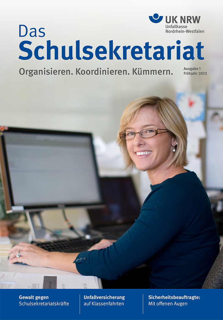 Das Cover der Publikation 'Das Schulsekretariat' der Unfallkasse NRW zeigt eine Frau mit blonden Haaren und Brille, die an einem Schreibtisch sitzt und freundlich lächelt. Vor ihr stehen ein Computerbildschirm und Akten. Die Überschrift lautet 'Das Schulsekretariat: Organisieren. Koordinieren. Kümmern.' Das Dokument bezieht sich auf Themen wie Gewalt gegen Schulsekretariatskräfte, Unfallversicherung auf Klassenfahrten und einen Sicherheitsbeauftragten mit offenen Augen. Ausgabe 1, Frühjahr 2022.