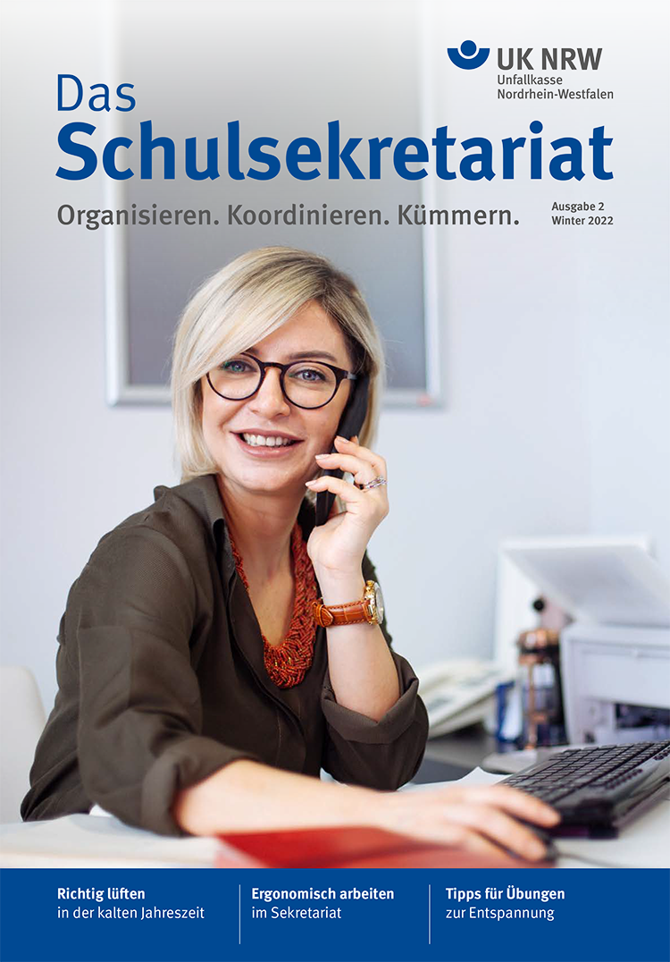 Das Bild zeigt eine Frau im Büro, die freundlich lächelnd am Schreibtisch sitzt. Sie trägt eine Brille und hat schulterlanges blondes Haar. In der rechten Hand hält sie ein Telefon, während vor ihr ein Laptop auf dem Tisch steht. Im Hintergrund ist ein Fenster zu sehen. Das Cover der Zeitschrift trägt den Titel 'Das Schulsekretariat' mit den Untertiteln 'Organisieren. Koordinieren. Kümmern.' und 'Unfallkasse Nordrhein-Westfalen' im oberen Bereich. Unten auf dem Cover stehen Themen wie 'Richtig lüften', 'Ergonomisch arbeiten' und 'Tipps für Entspannung'.