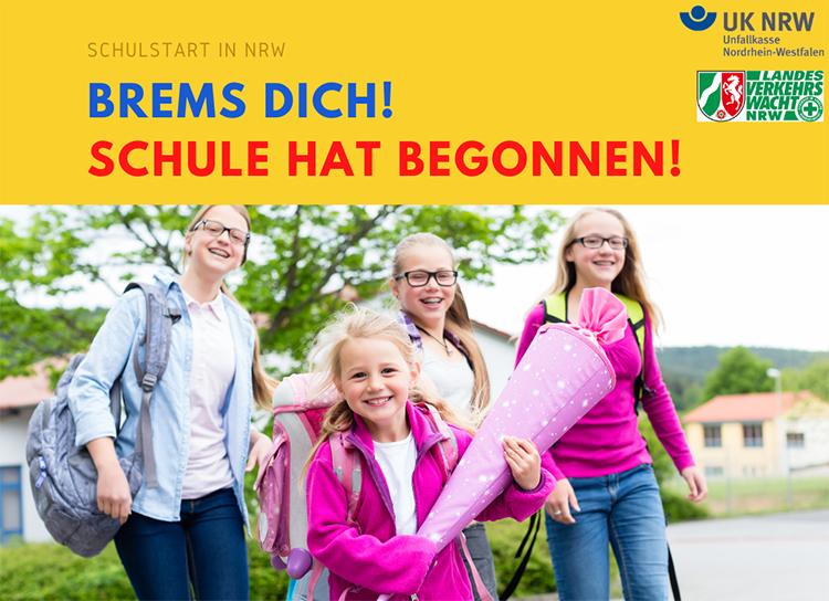 Das Bild zeigt vier fröhliche Kinder auf dem Weg zur Schule, zwei davon halten große, bunte Schultüten in den Händen. Die Kinder laufen draußen entlang eines Gehweges, im Hintergrund sind Bäume und ein Gebäude zu erkennen. Im oberen Teil des Bildes steht der Text: 'Schulstart in NRW, Brems dich! Schule hat begonnen!' In der oberen rechten Ecke befinden sich die Logos der Unfallkasse Nordrhein-Westfalen und der Landesverkehrswacht NRW, was auf die Wichtigkeit von Sicherheit und Prävention im Straßenverkehr hinweist.