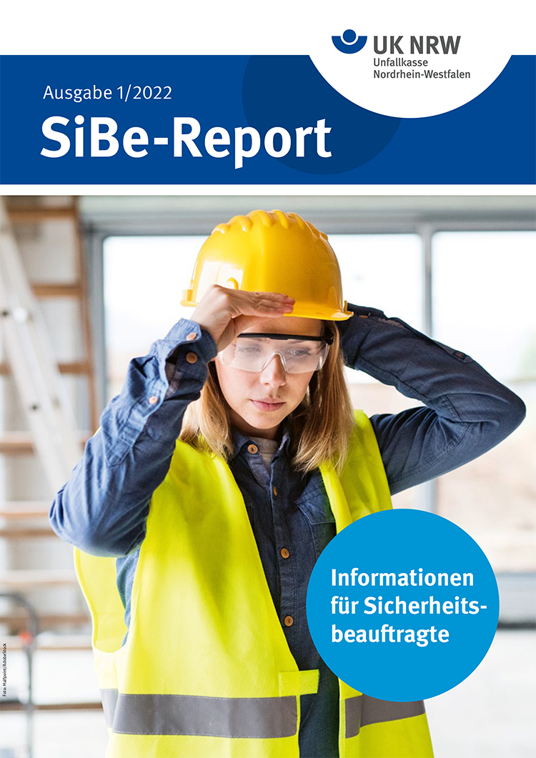 Eine Frau trägt einen gelben Bauhelm, eine Schutzbrille und eine gelbe Sicherheitsweste. Sie befindet sich auf einer Baustelle. Im Hintergrund sind Baugerüste und Fenster zu sehen. Die Broschüre ist Teil des SiBe-Reports der Unfallkasse NRW und bietet Informationen für Sicherheitsbeauftragte zur Prävention von Arbeitsunfällen.