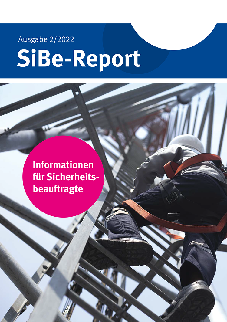 Das Cover des SiBe-Reports Ausgabe 2/2022 zeigt einen Arbeiter in Sicherheitsausrüstung, der eine hohe Stahlkonstruktion emporsteigt. Der Arbeiter trägt einen Schutzhelm und Sicherungsgurte, was die Bedeutung von Arbeitsschutzmaßnahmen hervorhebt. Der Hintergrund zeigt einen unscharfen Himmel, der die Höhe und das Risiko der Tätigkeit unterstreicht. Ein runder pinkfarbener Bereich informiert über Inhalte für Sicherheitsbeauftragte, passend zum Kontext der Unfallkasse NRW und der Prävention am Arbeitsplatz.