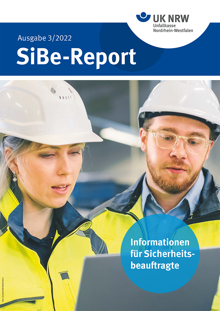 Das Coverbild des SiBe-Reports der Unfallkasse Nordrhein-Westfalen zeigt zwei Personen, die Schutzhelme und gelbe Sicherheitsjacken tragen. Sie betrachten konzentriert einen Laptop. Im Hintergrund sind unscharfe industrielle Strukturen zu erkennen. Der Report ist für Sicherheitsbeauftragte und thematisiert Arbeitsschutz und Prävention.