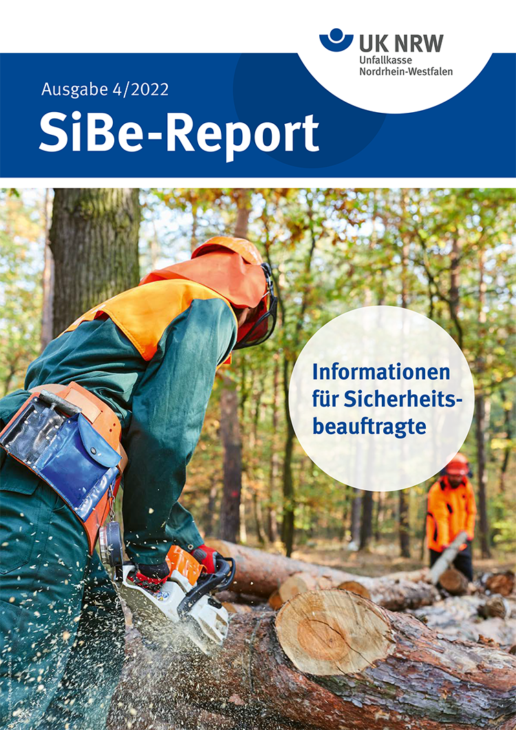 Das Titelbild des SiBe-Reports der Unfallkasse NRW, Ausgabe 4/2022, zeigt einen Forstarbeiter mit Schutzkleidung. Er trägt einen orangefarbenen Helm und eine orange-grüne Schutzjacke. Der Arbeiter sägt mit einer Motorsäge einen Baumstamm in einem herbstlichen Wald. Der Fokus liegt auf Arbeitssicherheit und Schutzmaßnahmen. Im Bild ist ein Textfeld mit der Aufschrift 'Informationen für Sicherheitsbeauftragte' eingefügt.