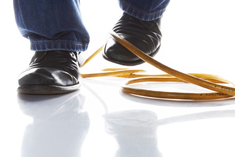 Person stolpert über Kabel.