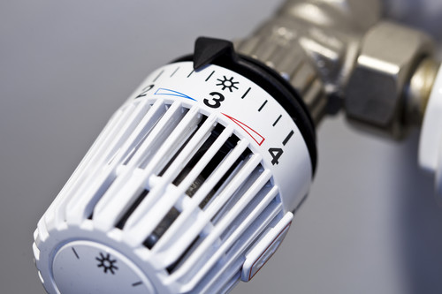 Das Bild zeigt eine Nahaufnahme eines Heizkörperthermostats. Die Skala reicht von Stern bis 5, wobei der Regler auf 3 steht. Thermostate sind wichtig für Arbeitsschutz und Prävention, da sie die Raumtemperatur regulieren und so zu einem angenehmen Arbeitsklima beitragen. Eine korrekte Einstellung kann zur Energieeinsparung und Verhinderung von Hitzestress am Arbeitsplatz beitragen.