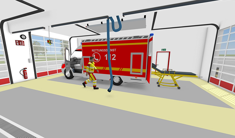 Das Bild zeigt das Innere einer Rettungswache mit einem geparkten Krankenwagen. Eine Person in Rettungskleidung läuft in der Nähe des Fahrzeugs. An der rechten Seite des Bildes steht eine Trage bereit. Es sind Sicherheitselemente wie Feuerlöscher und Notausgangsschilder sichtbar, was auf Arbeitsschutzmaßnahmen hinweist. Der Fokus liegt auf vorbereitetem Einsatz und Sicherheitsvorkehrungen gemäß den Standards der Unfallkasse NRW.