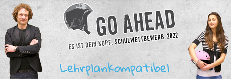 Werbebanner für den 'Go Ahead Schulwettbewerb 2022'. Links steht ein Mann mit verschränkten Armen, rechts eine Frau mit einem pinken Helm in der Hand. In der Mitte ein Helm-Logo und der Text 'Es ist dein Kopf. Schulwettbewerb 2022'. Unten der Schriftzug 'Lehrplankompatibel'. Hintergrund in grauer Betonoptik, was an Arbeitsschutz erinnert.