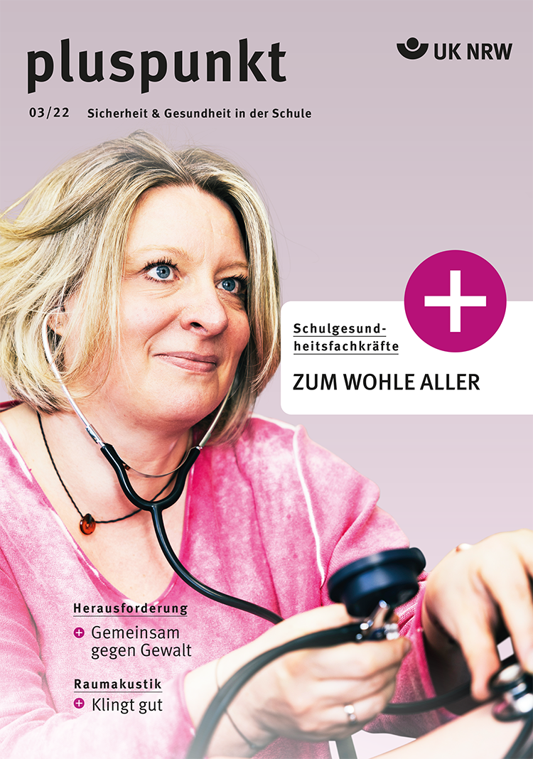 Das Cover des Magazins 'pluspunkt' Ausgabe 03/22 von der Unfallkasse NRW. Eine Frau trägt eine rosa Jacke. Oben links steht 'pluspunkt'. Rechts oben befindet sich das UK NRW Logo. Der Titel 'Schulgesundheitsfachkräfte zum Wohle aller' ist in einem violetten Kreis hervorgehoben. Unten gibt es Hinweise auf Artikel über 'Gemeinsam gegen Gewalt' und 'Raumakustik: Klingt gut'.
