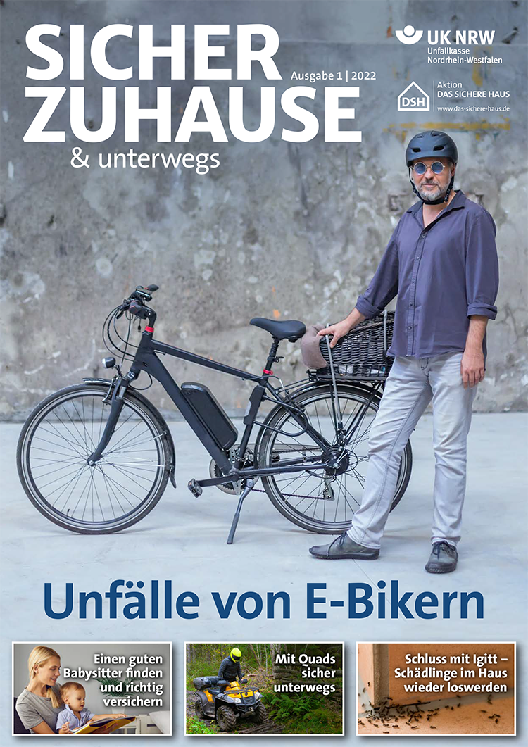 Das Cover der Ausgabe 1/2022 des Magazins 'Sicher Zuhause & unterwegs' der Unfallkasse NRW. Ein Mann steht mit Helm neben seinem schwarzen E-Bike vor einer Betonwand. Der Titel lautet 'Unfälle von E-Bikern'. Unten befinden sich drei Textkästen mit Themen: 'Einen guten Babysitter finden und richtig versichern', 'Mit Quads sicher unterwegs', 'Schluss mit gift-Schädlinge im Haus rasch loswerden'.
