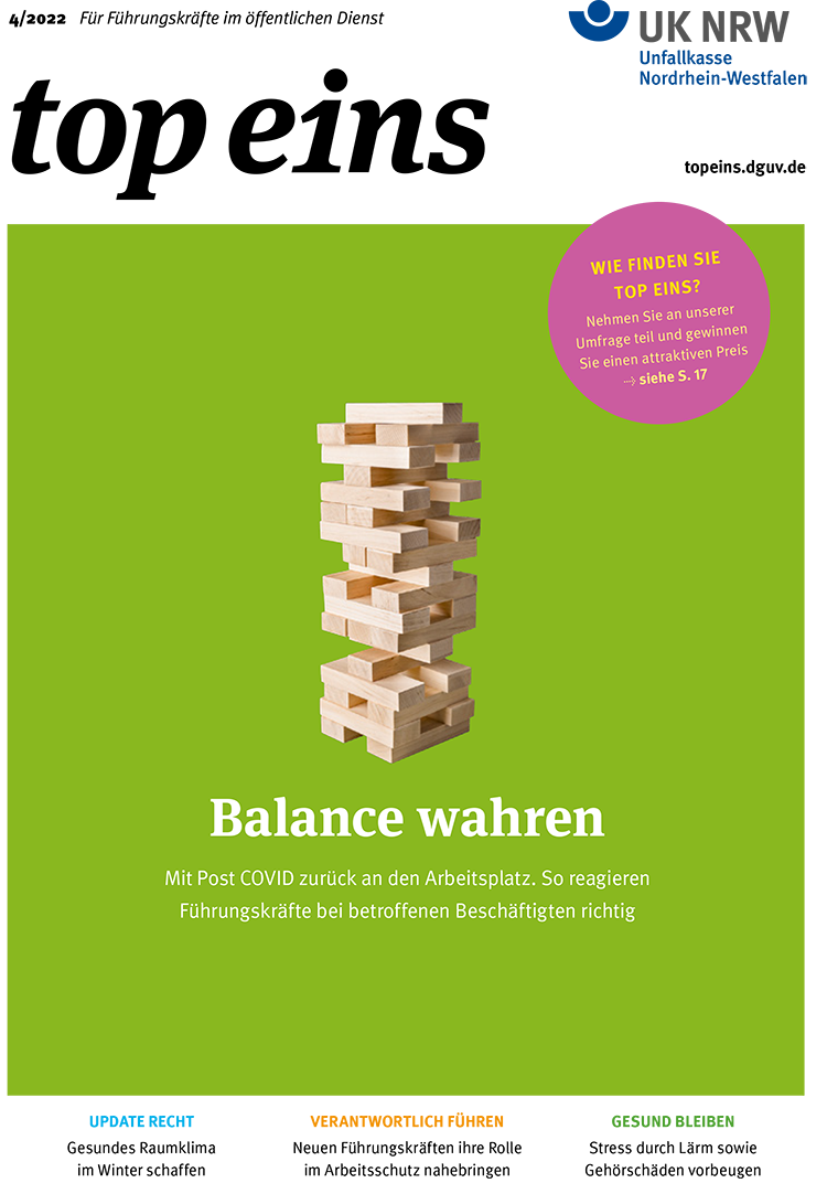 Ein Bild mit einem Jenga-Turm auf grünem Hintergrund. Darüber steht 'Balance wahren'. Darunter der Text: 'Mit Post-COVID zurück an den Arbeitsplatz. So reagieren Führungskräfte bei betroffenen Beschäftigten richtig'. Oben rechts befindet sich ein greller Kreis mit der Aufschrift 'Wie finden Sie Top Eins?' als Hinweis auf eine Umfrage. Das Bild thematisiert die Rückkehr in den Arbeitsalltag nach der Pandemie und die Rolle der Führungskräfte, was im Kontext der Unfallkasse NRW für Arbeitsschutz und Prävention von Bedeutung ist.