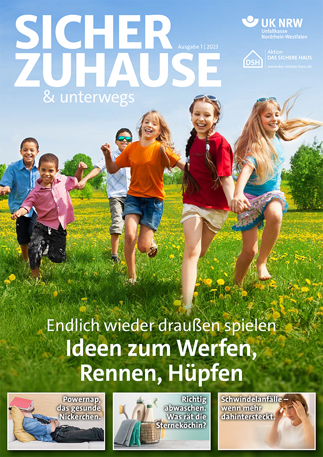 Fünf Kinder laufen bei sonnigem Wetter über eine grüne Wiese. Sie scheinen glücklich und sorgenfrei. Im Hintergrund sind blauer Himmel und Bäume zu sehen. Oben auf dem Bild steht der Titel 'Sicher Zuhause & unterwegs', darunter die Ausgabe 1/2023. Unten sind Schlagzeilen zu Themen wie 'Ideen zum Werfen, Rennen, Hüpfen', 'Powernap', 'Richtig absichern' und 'Schwindelfälle vermeiden'. Diese Themen fokussieren auf Arbeitsschutz und Prävention, passend zum Kontext der Unfallkasse Nordrhein-Westfalen.