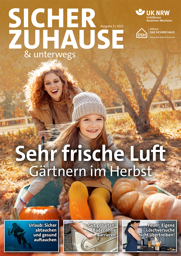Das Cover des Magazins 'Sicher Zuhause & unterwegs' zeigt in der Ausgabe 3/2023 eine fröhliche Frau und ein Kind, die auf Herbstlaub im Park sitzen. Beide lachen, während das Kind eine Mütze und Schal trägt, passend zur Herbstsaison. Im Vordergrund liegen Kürbisse. Der Text 'Sehr frische Luft - Gärtnern im Herbst' ist prominent abgebildet. Oben rechts sind das Logo der Unfallkasse Nordrhein-Westfalen und der Slogan 'Aktion Das sichere Haus' zu sehen. Am unteren Rand befinden sich Themenhinweise zu Urlaubssicherheit, Bäder ohne Barrieren und richtiger Feuerlöscherverwendung. Der Kontext um Arbeitsschutz und Prävention wird dabei besonders hervorgehoben, passend zur Zielgruppe der Unfallkasse NRW.