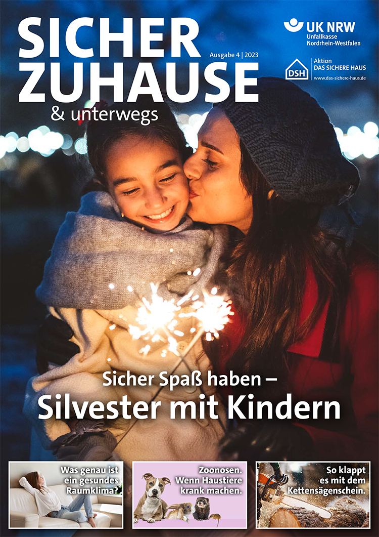 Eine Frau und ein Kind, beide in warme Decken gewickelt, stehen draußen und lächeln. Die Frau küsst das Kind liebevoll auf die Stirn. Im Hintergrund sind verschwommene Lichter zu sehen, die eine festliche Atmosphäre andeuten. Der Text auf dem Bild betont sichere Aktivitäten mit Kindern an Silvester. Das Bild stammt von der Unfallkasse NRW und steht im Kontext von Arbeitsschutz und Prävention.