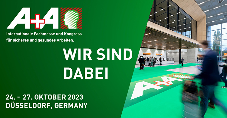Ein Plakat kündigt die A+A Internationale Fachmesse und Kongress für sicheres und gesundes Arbeiten vom 24. bis 27. Oktober 2023 in Düsseldorf, Deutschland, an. Es zeigt das Logo der Veranstaltung und den Text 'Wir sind dabei'. Im Hintergrund ist ein moderner Messehalleneingang mit Personen und einem großen A+A Logo auf dem Boden zu sehen.