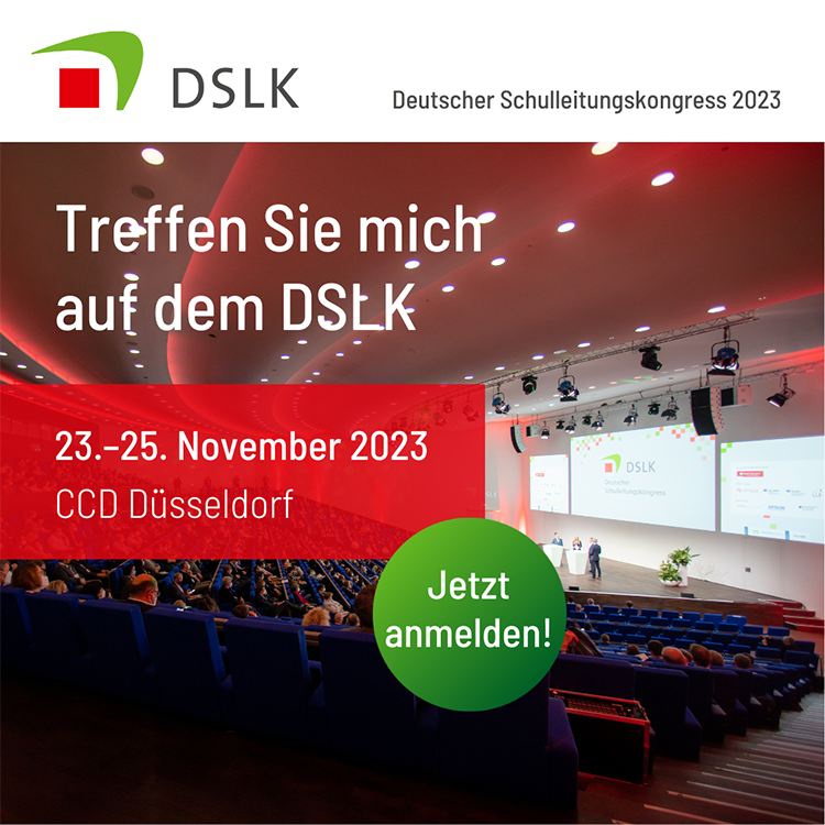 Grafik mit Einladung zum Deutschen Schulleitungskongress 2023. Oben links das DSLK-Logo. Text: 'Treffen Sie mich auf dem DSLK', '23.–25. November 2023', 'CCD Düsseldorf'. Unten rechts ein Kreis mit dem Text 'Jetzt anmelden!'. Im Hintergrund ein Auditorium mit Menschen, die auf eine Bühne mit Präsentation blicken.