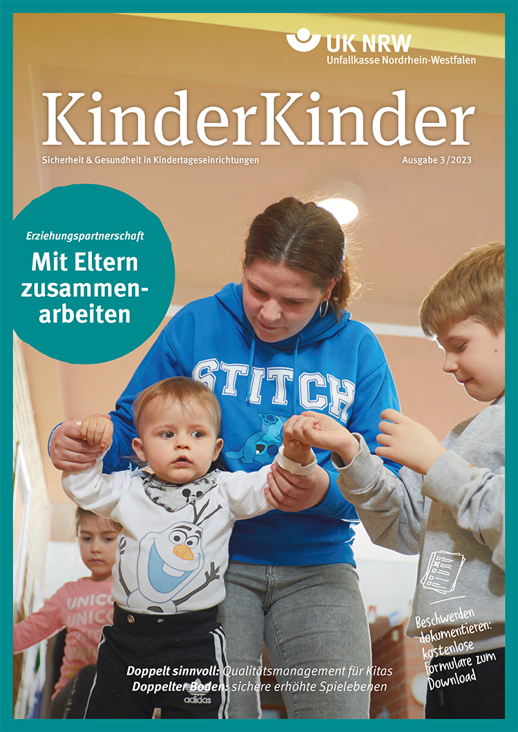 Titelbild des 'KinderKinder' Magazins der Unfallkasse NRW, Ausgabe 3/2023. Eine lächelnde Frau, vermutlich eine Erzieherin, interagiert mit drei kleinen Kindern in einer Kita-Umgebung. Sie hält die Hand eines Kindes, während die anderen beiden neben ihr stehen. Das Cover trägt den Slogan 'Erziehungspartnerschaft – Mit Eltern zusammenarbeiten'. Oben im Bild befindet sich das Logo der Unfallkasse Nordrhein-Westfalen. Themenschwerpunkt des Magazins ist die Sicherheit und Gesundheit in Kindertageseinrichtungen.