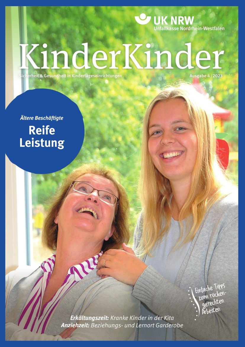 Das Titelbild der Zeitschrift 'KinderKinder' von der Unfallkasse Nordrhein-Westfalen zeigt zwei lächelnde Frauen vor einem Fenster. Die linke Frau sitzt, während die rechte Frau steht, ihre Hand auf der Schulter der anderen. Der Text lautet: Ältere Beschäftigte, Reife Leistung. Die Ausgabe ist 4/2023 und thematisiert Gesundheit und Sicherheit in Kindertageseinrichtungen. Weitere Themen, 'Erkältungszeit: Kranke Kinder in der Kita' und 'Anziehzeit: Beziehungs- und Lernort Garderobe', sind unten auf dem Titel vermerkt. Ein Logo der Unfallkasse Nordrhein-Westfalen befindet sich oben rechts.