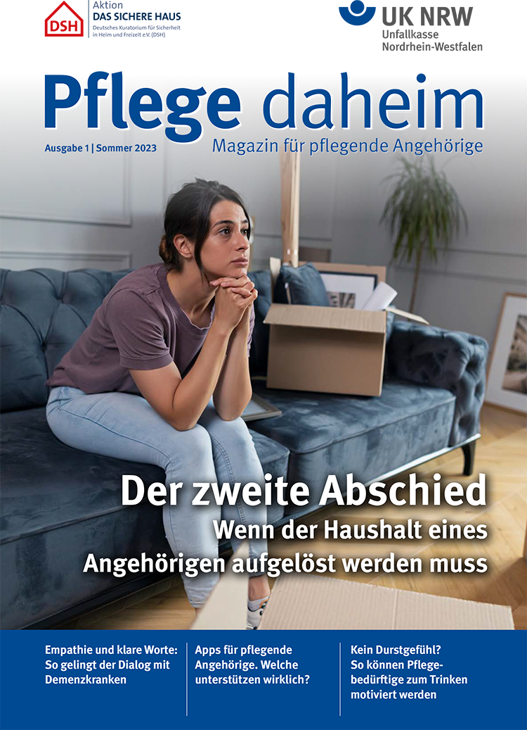Das Titelbild des Magazins 'Pflege daheim' zeigt eine nachdenklich wirkende Frau, die auf einem blauen Sofa in einem Wohnzimmer sitzt. Neben ihr steht ein offener Umzugskarton. Oben links ist der Titel des Magazins und die Ausgabe 'Sommer 2023' zu sehen. Unten sind mehrere Artikelüberschriften zum Thema Pflege von Angehörigen abgedruckt, wie 'Der zweite Abschied - Wenn der Haushalt eines Angehörigen aufgelöst werden muss'.