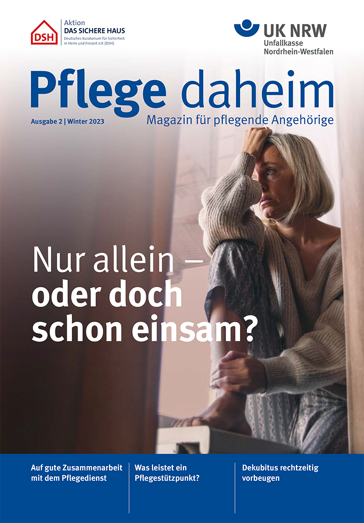 Titelseite des Magazins 'Pflege daheim', Ausgabe Winter 2023. Oben links Logos: 'Aktion DAS SICHERE HAUS' und 'Unfallkasse Nordrhein-Westfalen'. Der Schriftzug 'Pflege daheim' in großer blauer Schrift darüber Text: 'Magazin für pflegende Angehörige'. Im Vordergrund sitzt eine nachdenkliche Frau vor einem Fenster, das ein weiches Licht auf ihr Gesicht wirft. In großen weißen Buchstaben steht der Text: 'Nur allein – oder doch schon einsam?'. Unterstreicht das Thema Isolation von Pflegekräften. Am unteren Rand werden Artikelthemen angekündigt: Zusammenarbeit mit Pflege, Leistungen eines Pflegestützpunktes und Dekubitus Frühbehandlung. Kontext Arbeitsschutz und Prävention durch die Unfallkasse NRW.