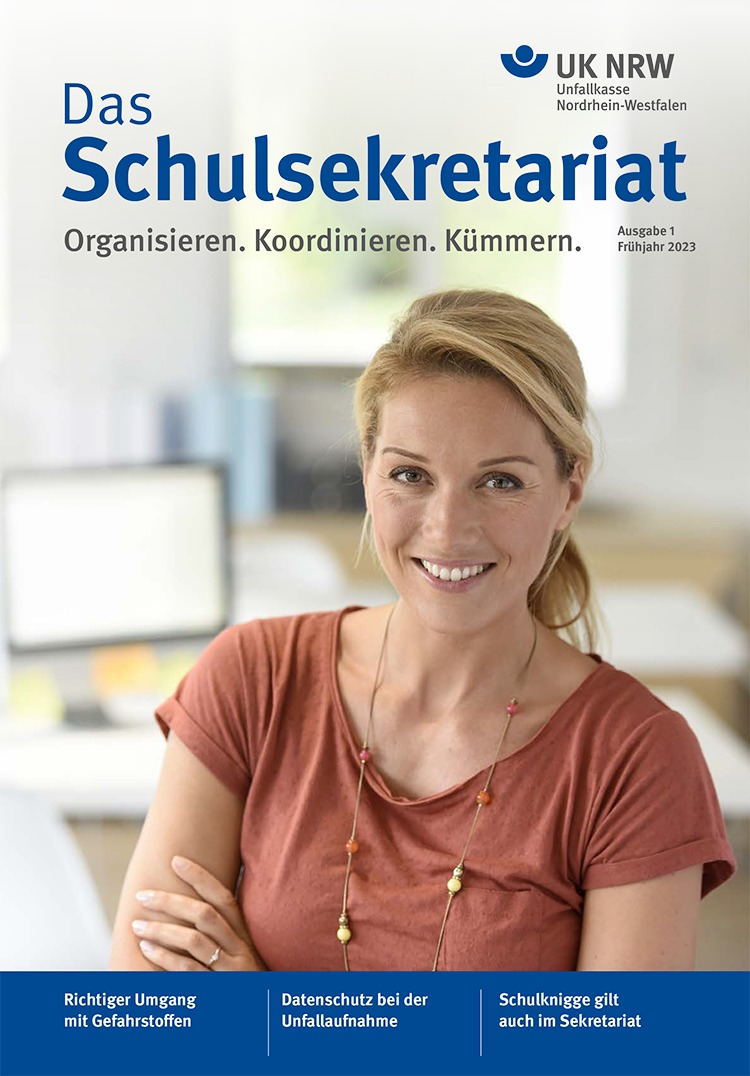 Das Cover des Magazins 'Das Schulsekretariat', Ausgabe Frühjahr 2023 der Unfallkasse NRW, zeigt eine lächelnde Frau mit blonden Haaren in einem Büro, die ihre Arme verschränkt hat. Im Hintergrund sind ein Computerbildschirm und ein Regal zu sehen. Das Magazin behandelt Themen wie den richtigen Umgang mit Gefahrstoffen, Datenschutz bei der Unfallaufnahme und die Gültigkeit der Schulknigge im Sekretariat. Der Fokus liegt auf der Organisation, Koordination und Fürsorge im Schulsekretariat, unterstrichen durch den Slogan 'Organisieren. Koordinieren. Kümmern.'.