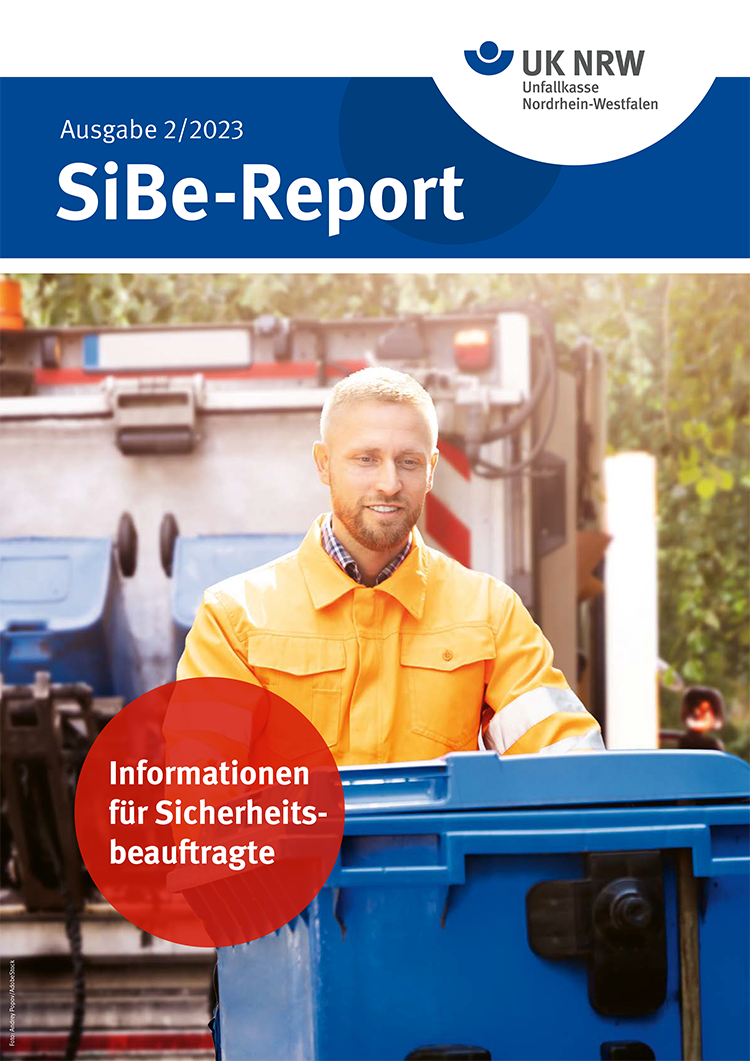 Ein Mann in orangefarbener Arbeitskleidung entleert einen blauen Müllbehälter in ein Müllfahrzeug. Im Hintergrund ist das Fahrzeug mit offenen Ladetüren zu sehen. Im oberen Bereich steht 'Ausgabe 2/2023 SiBe-Report' und ein Logo der Unfallkasse Nordrhein-Westfalen. Ein roter Kreis mit dem Text 'Informationen für Sicherheitsbeauftragte' befindet sich im Vordergrund. Das Bild zielt darauf ab, das Thema Arbeitssicherheit und Prävention im Kontext der öffentlichen Entsorgung hervorzuheben.