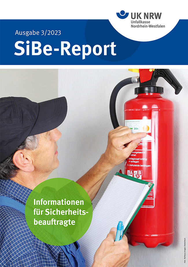 Ein Mann in blauer Arbeitskleidung und Kappe inspiziert einen an der Wand montierten Feuerlöscher. Er hält ein Klemmbrett mit Papier, auf dem er Notizen macht. Der Feuerlöscher ist rot mit sichtbaren Etiketten zur Bedienungsanleitung. Oben steht 'SiBe-Report Ausgabe 3/2023'. Ein gelber Kasten weist auf 'Informationen für Sicherheitsbeauftragte' hin. Das Bild betont die Bedeutung von Arbeitsschutz und Unfallverhütung im Kontext der Unfallkasse NRW.