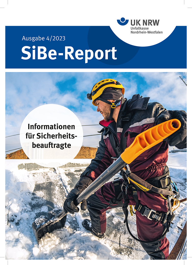 Ein Mensch schaufelt in winterlicher Kleidung und Sicherheitsausrüstung Schnee auf einem verschneiten Dach. Die Person trägt einen Schutzhelm und Handschuhe, was auf Sicherheitsmaßnahmen hinweist. Oben steht 'Ausgabe 4/2023 SiBe-Report' der Unfallkasse Nordrhein-Westfalen. Ein Kreis mit der Aufschrift 'Informationen für Sicherheitsbeauftragte' ist ebenfalls zu sehen. Das Bild vermittelt den Fokus auf Arbeitsschutz und Prävention in winterlichen Bedingungen.