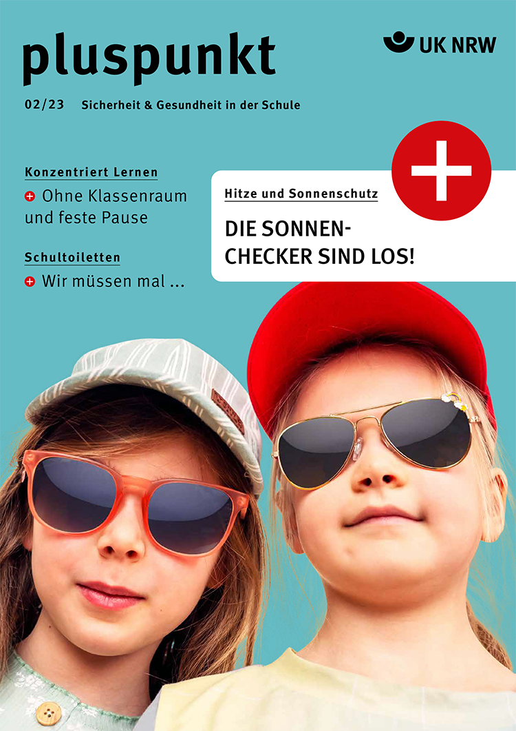 Zwei Kinder tragen Sonnenbrillen und Hüte. Im Hintergrund ein blauer Himmel. Oben die Überschrift 'pluspunkt', ein roter Kreis mit weißem Pluszeichen. Thematisch geht es um Hitze- und Sonnenschutz im Kontext von Sicherheit und Gesundheit in Schulen, hervorgehoben durch die Worte 'Konzentriert Lernen' und 'Schultoiletten'.