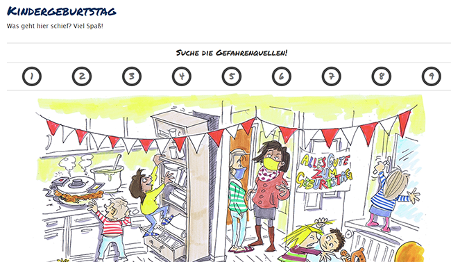 Die Illustration zeigt eine chaotische Küche während eines Kindergeburtstags. Ein auf dem Herd brennender Pfannkuchen, offenes Kühlschrankregal und herumtollende Kinder sind sichtbar. Ein Kind klettert am Kühlschrank, und eine Frau im Wintermantel betritt mit Geschenken die Szene. Überall herrscht Unordnung, was potenzielle Unfallgefahren für Kinder und Erwachsene darstellt. Die Szene ist mit 'Suche die Gefahrenquellen!' überschrieben und thematisiert Arbeitsschutz und Prävention im Kontext von Kindergeburtstagen.