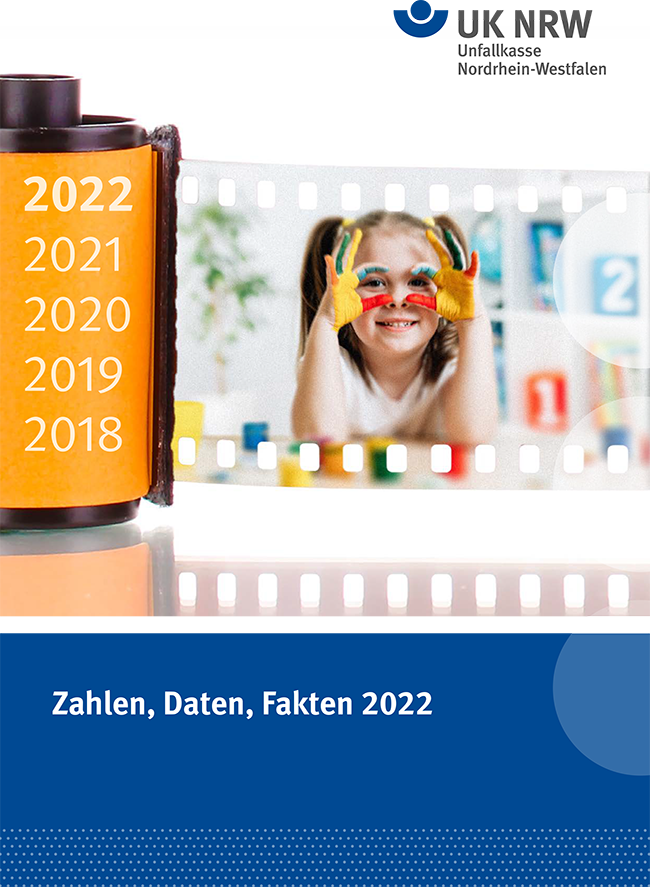 Coverbild des Berichts der Unfallkasse Nordrhein-Westfalen für 2022. Links ist eine Filmrolle mit den Jahreszahlen 2018 bis 2022 abgebildet. Rechts im Filmstreifen befindet sich das Bild eines lachenden Kindes, das mit Händen, in gelben Handschuhen, farbige Ringe vor seinen Augen hält. Das Logo der Unfallkasse NRW ist oben rechts sichtbar. Unter dem Filmstreifen steht der Titel 'Zahlen, Daten, Fakten 2022'.