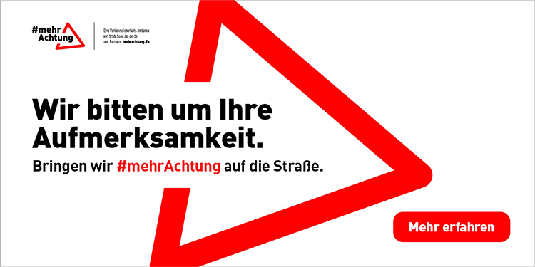 Ein Kampagnenbild der Unfallkasse NRW zeigt ein großes rotes Dreieck, das nach rechts zeigt. Links daneben steht der Text: „Wir bitten um Ihre Aufmerksamkeit. Bringen wir #mehrAchtung auf die Straße.“ In der unteren rechten Ecke befindet sich ein roter Button mit der Aufschrift „Mehr erfahren“ in weißer Schrift. Das Bild zielt darauf ab, Verkehrssicherheit und Achtsamkeit im Straßenverkehr zu fördern.