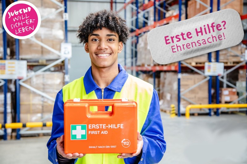 Das Bild zeigt einen Auszubildenden mit Erste Hilfe Set