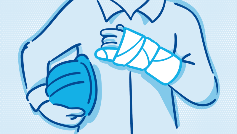 Person hält Bauhelm und trägt Verband am Arm.