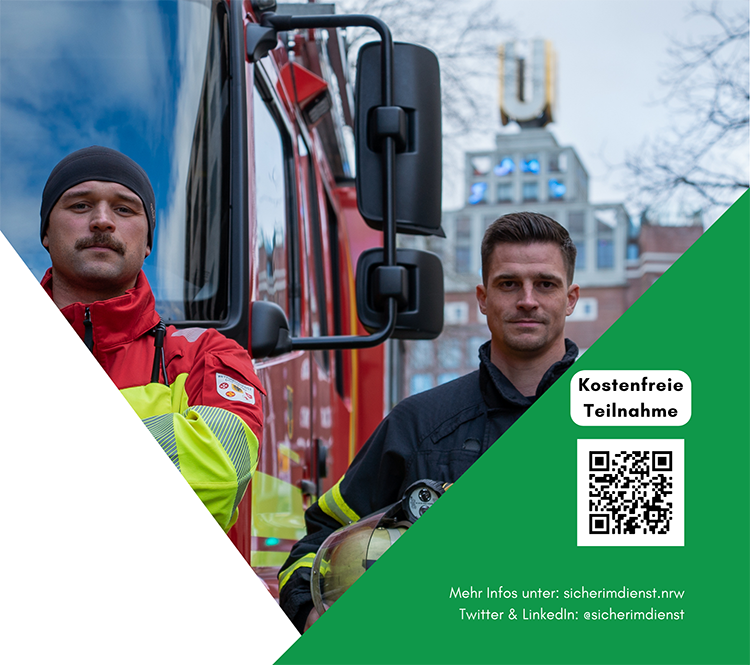 Zwei männliche Feuerwehrleute stehen in Einsatzkleidung mit Helmen in der Hand vor einem Feuerwehrauto. Im Hintergrund ist ein Gebäude mit einem markanten U-förmigen Symbol auf dem Dach zu sehen. Auf der rechten Seite des Bildes befindet sich ein grüner Bereich mit einem QR-Code und der Aufschrift 'Kostenfreie Teilnahme'. Am unteren Rand sind Hinweise auf weitere Informationen unter sicherimdienst.nrw sowie auf Twitter & LinkedIn als sicherimdienst zu finden.