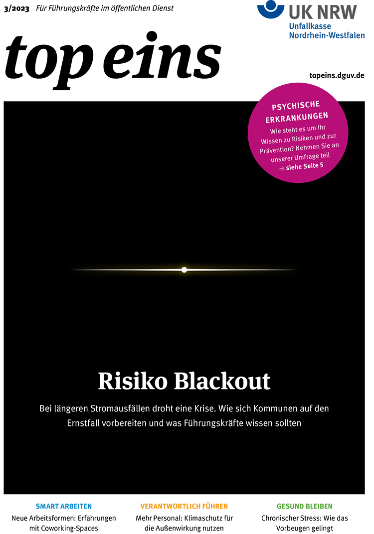Das Cover des Magazins der Unfallkasse NRW zeigt den Titel 'Risiko Blackout'. Es thematisiert die Gefahren, die bei längeren Stromausfällen auf Gemeinden zukommen können und bietet Informationen zur Vorbereitung und zum nötigen Wissen für Führungskräfte. Oben rechts befindet sich ein Hinweis auf psychische Erkrankungen, der auf eine Umfrage verweist. Am unteren Rand sind bunte Pfeile in Blau, Orange und Grün dargestellt, die möglicherweise weitere Themen oder Kategoriehinweise im Magazin repräsentieren.