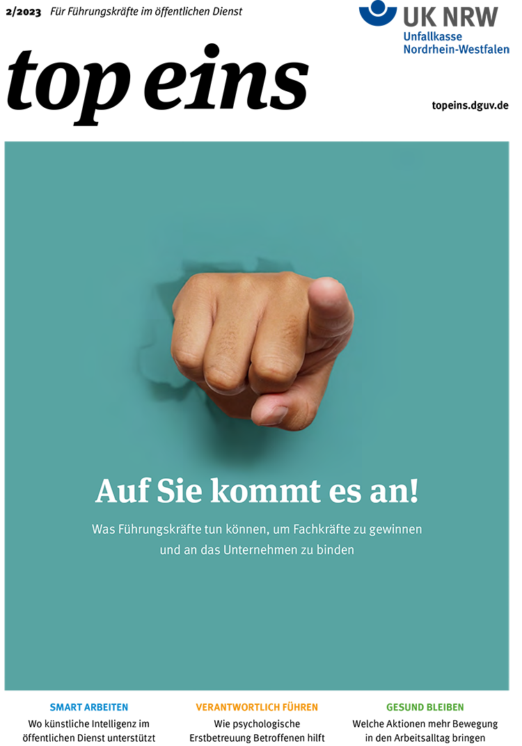 Eine Hand zeigt mit dem Zeigefinger aus einem grünen Hintergrund direkt auf den Betrachter. Darunter steht der Text: 'Auf Sie kommt es an! Was Führungskräfte tun können, um Fachkräfte zu gewinnen und an das Unternehmen zu binden.' Der obere Teil des Bildes enthält das Logo der Unfallkasse NRW, das sich auf Arbeitsschutz und Prävention konzentriert.