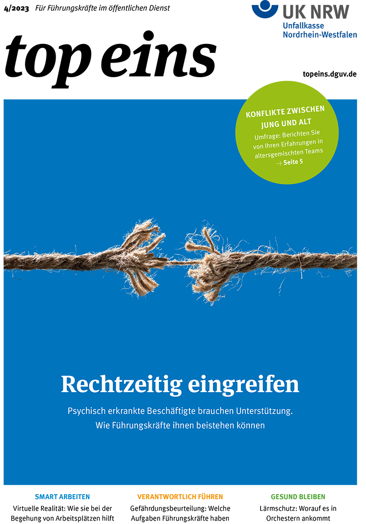 Das Bild zeigt ein Seil, das kurz davor ist zu reißen, vor einem blauen Hintergrund. Es symbolisiert die Zerbrechlichkeit und Belastungen in der Arbeitswelt. Darüber steht ein grünes Label mit dem Text 'Konflikt zwischen Jung und Alt. Umfrage: Berichten Sie von Ihren Erfahrungen in altersgemischten Teams – Seite 5'. Darunter steht in weißem Text 'Rechtzeitig eingreifen. Psychisch erkrankte Beschäftigte brauchen Unterstützung. Wie Führungskräfte ihnen beistehen können'. Das Bild vermittelt das Thema Arbeitsschutz und die Wichtigkeit von Prävention, insbesondere im Kontext der Unterstützung von Mitarbeitenden mit psychischen Erkrankungen. Es steht im Kontext der Unfallkasse NRW und adressiert die Notwendigkeit von Maßnahmen zur Unterstützung durch Führungskräfte.