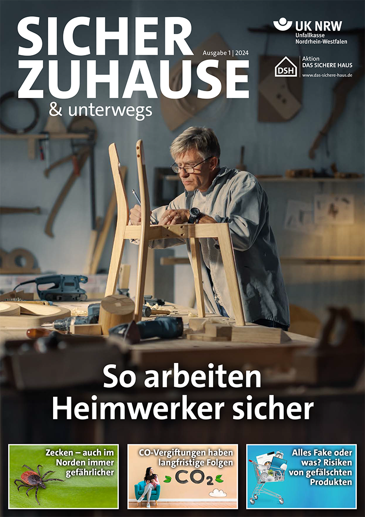 Ein älterer Mann mit Brille und grauem Hemd arbeitet konzentriert an der Reparatur eines Holzstuhls in einer gut ausgeleuchteten Werkstatt. Im Hintergrund stehen Werkzeuge und Holzmaterialien. Der Titel oben lautet 'Sicher zuhause & unterwegs', Ausgabe 1/2024, UK NRW. Unten steht der Text 'So arbeiten Heimwerker sicher.' Verschiedene Icons und Texte thematisieren Arbeitsschutz, Zeckengefahr und CO2-Vergiftungen, verbunden mit Präventionstipps der Unfallkasse NRW.