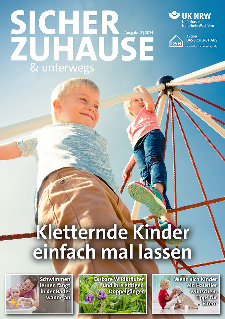 Ein Junge und ein Mädchen klettern lachend auf einem Seilgerüst bei sonnigem Wetter. Der Junge trägt ein gestreiftes Hemd und Jeans, das Mädchen ein rosa Kleid. Das Titelbild des Magazins 'Sicher Zuhause & unterwegs', Ausgabe 2/2024, wird präsentiert von der Unfallkasse Nordrhein-Westfalen und der Aktion Das sichere Haus. Der Text 'Kletternde Kinder einfach mal lassen' steht über dem Foto. Weitere Artikel in der Ausgabe behandeln Themen wie Schwimmen und Essbare Wildkräuter. Der thematische Kontext des Bildes bezieht sich auf Kindersicherheit und die Förderung von selbstständigem, sicherem Spielen.