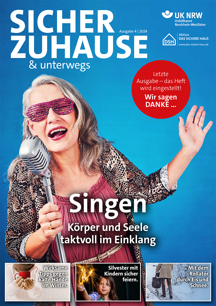 Eine lächelnde Frau mit grauen Haaren und Sonnenbrille hält ein Mikrofon in der Hand. Sie trägt eine violette Jacke vor einem blauen Hintergrund. Oben steht 'Sicher zuhause & unterwegs', daneben das Logo der Unfallkasse NRW. Ein roter Kreis in der rechten oberen Ecke informiert: 'Letzte Ausgabe – das Heft wird eingestellt! Wir sagen DANKE...'. Unten steht: 'Singen – Körper und Seele taktvoll im Einklang'. Kleine Artikelankündigungen für wirksame Pflege für kalte Hände und Sicherheit mit Kindern beim Streiten erscheinen unten.